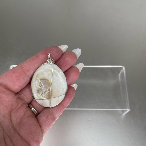 Wire Wrap Natural Abalone Shell Round Pendant Bead Pearl Swirl Cream - Picture 3 of 4